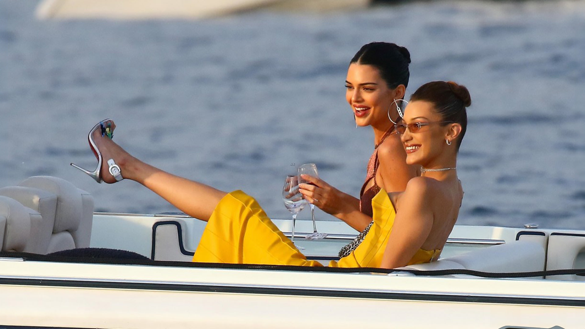 Kendall Jenner e Bella Hadid Kendall Jenner e Bella Hadid indo para uma festa em um iate de luxo.