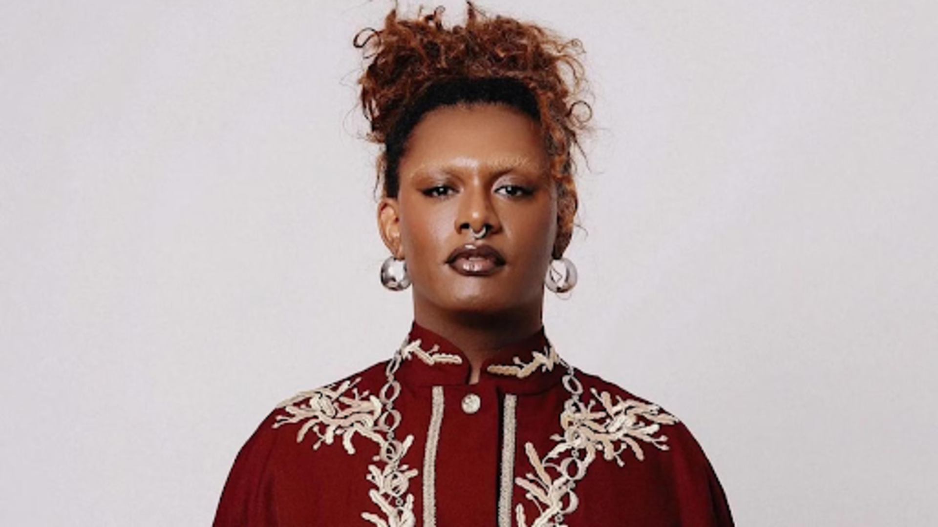 Mulher trans brasileira, cantora-compositora