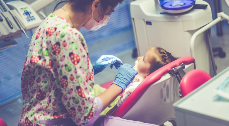 ¿A qué edad se lleva a los niños al dentista?