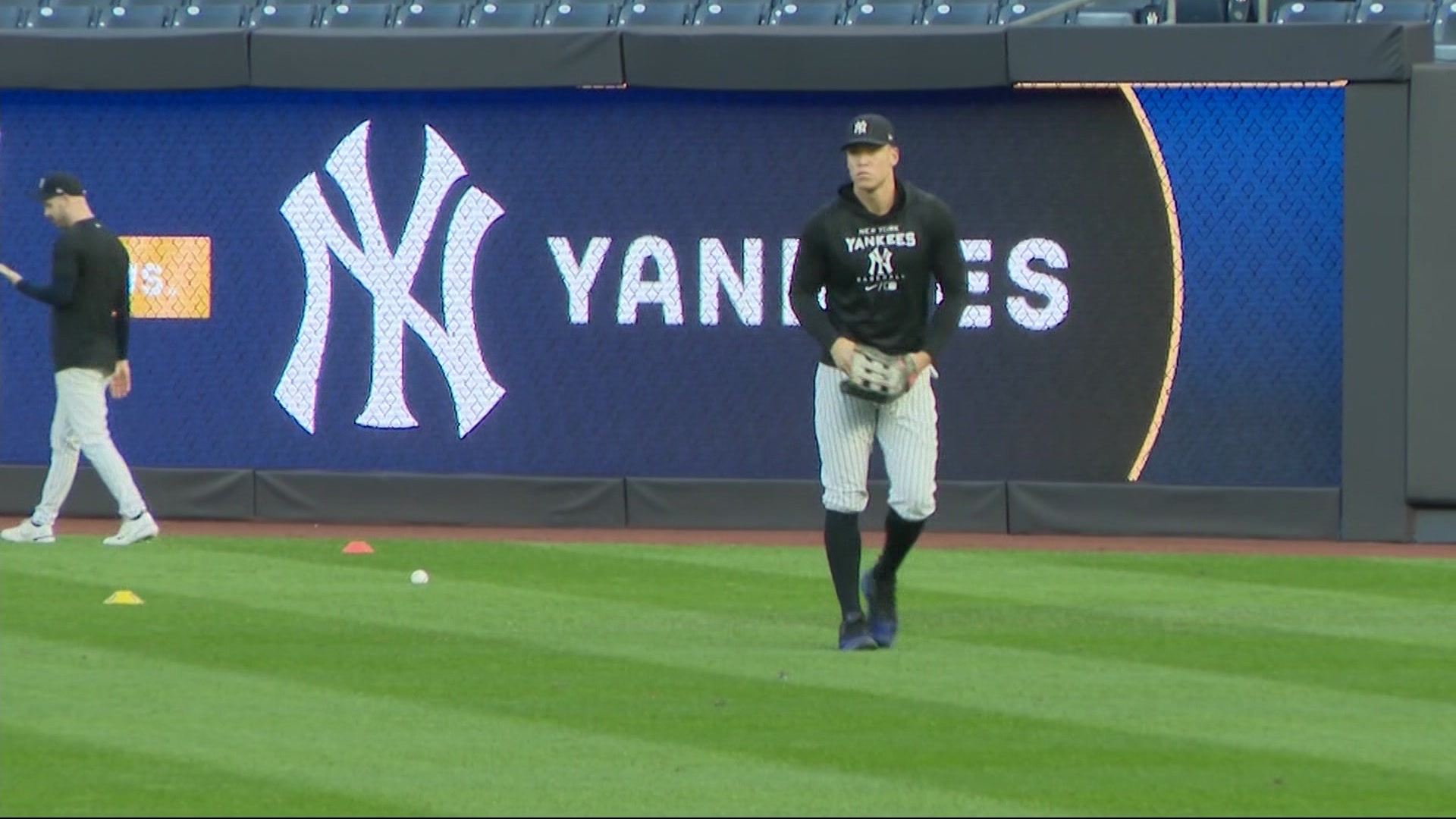 Yanks' LeMahieu may have broken foot, Effross needs surgery