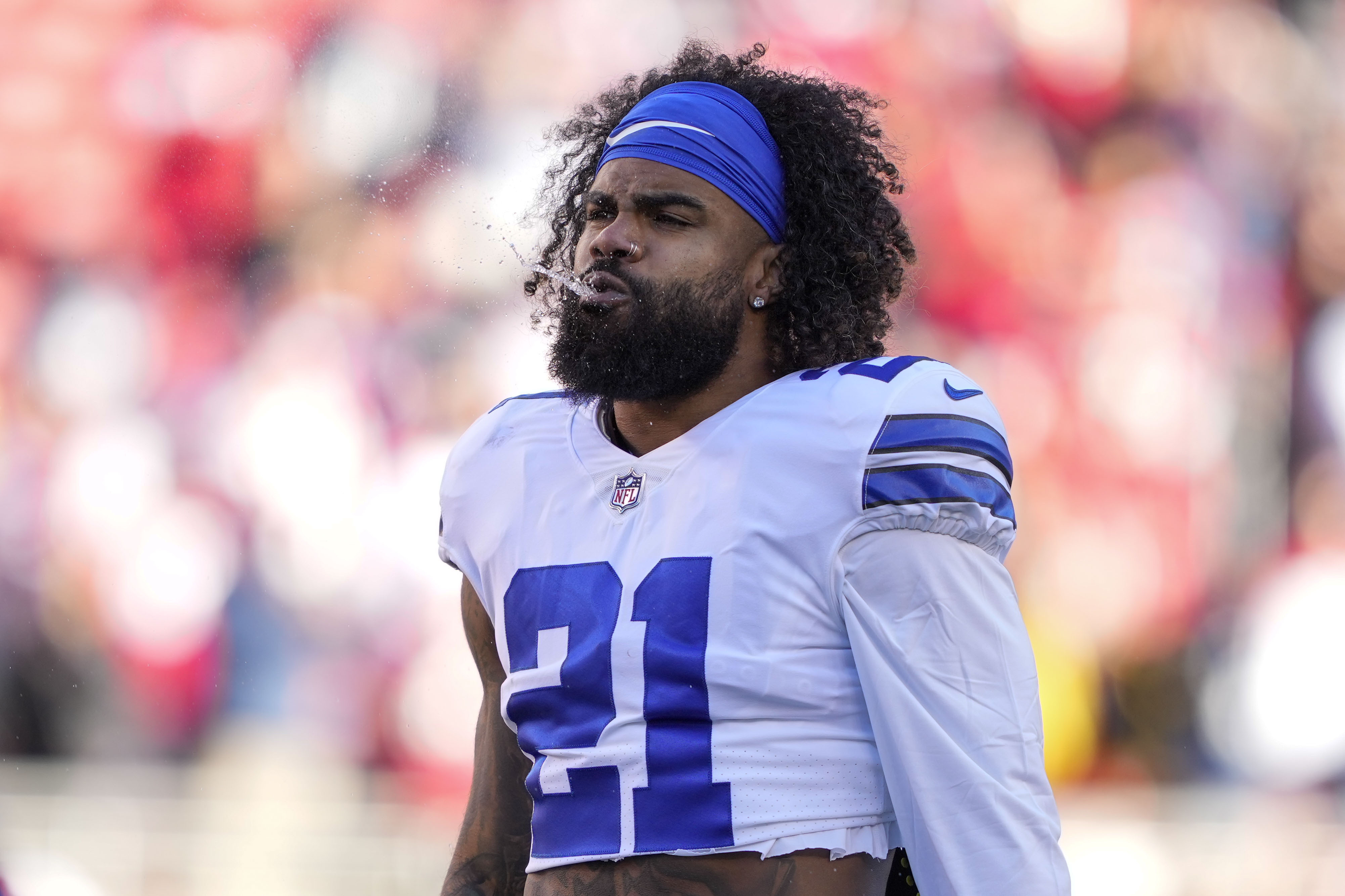 Patriots sign 3-time Pro Bowl running back Ezekiel Elliott