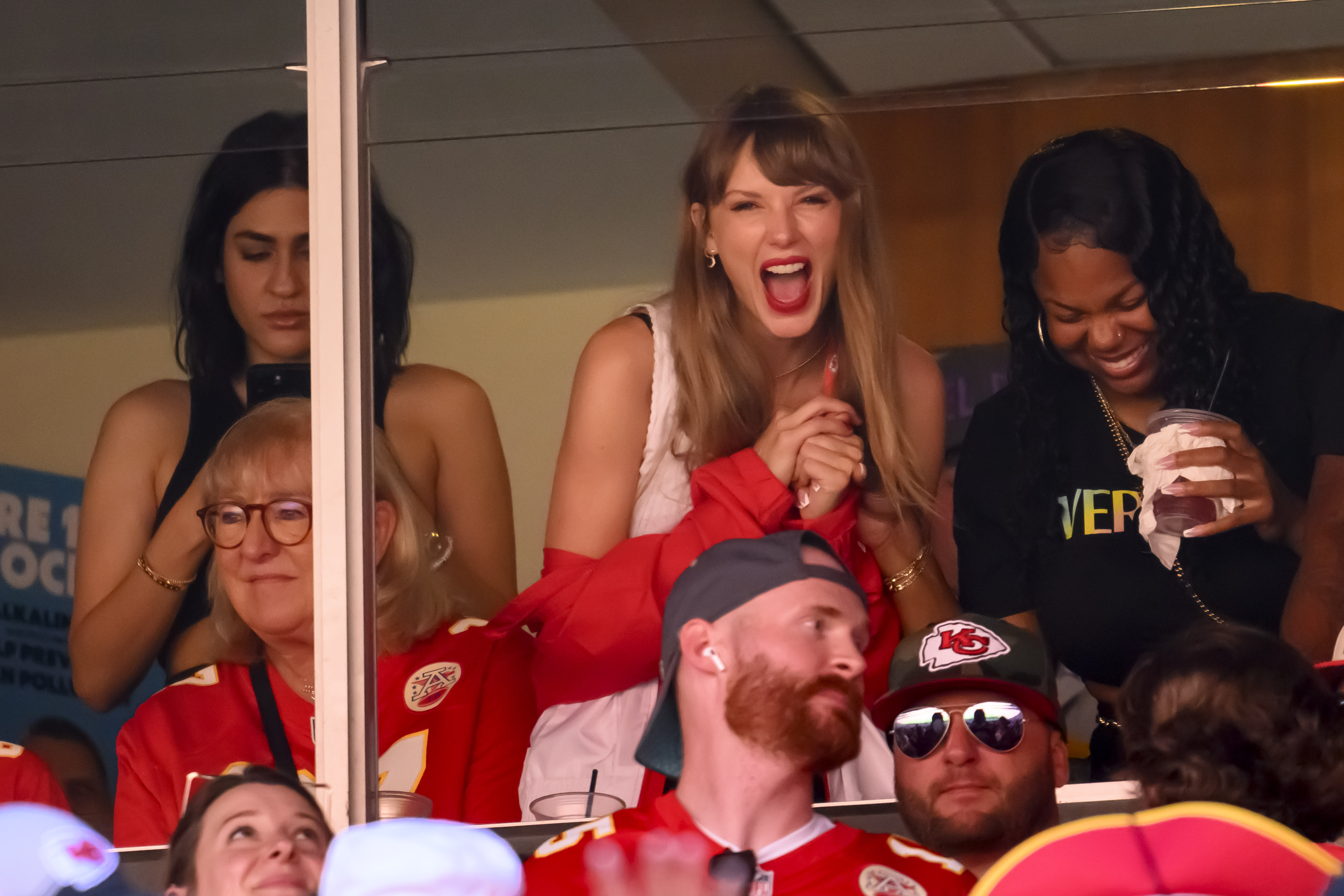 Taylor Swift Turns Out To See Travis Kelce, Chiefs Play Bears