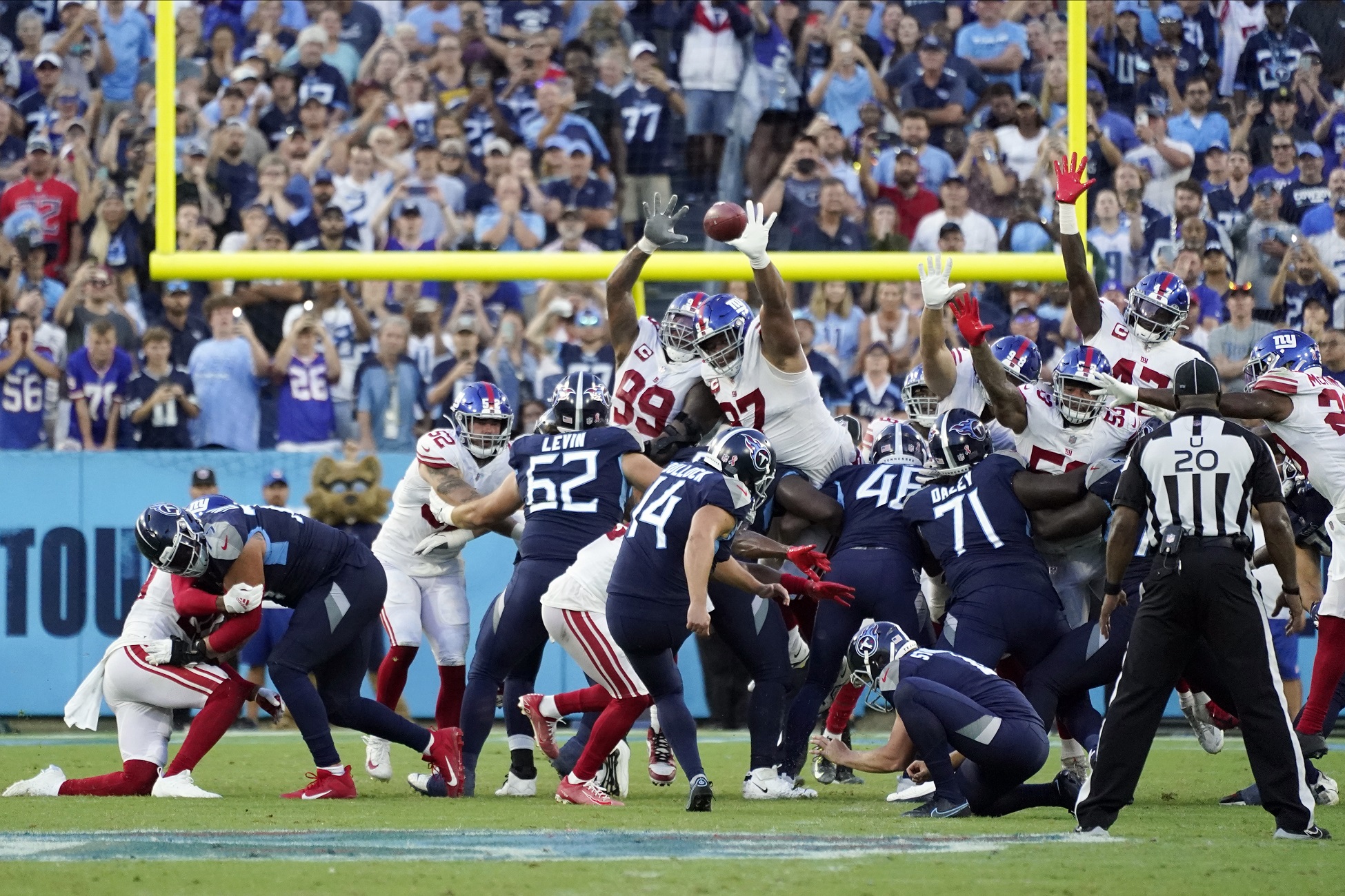 Giants rally from 13 down to beat Titans 21-20