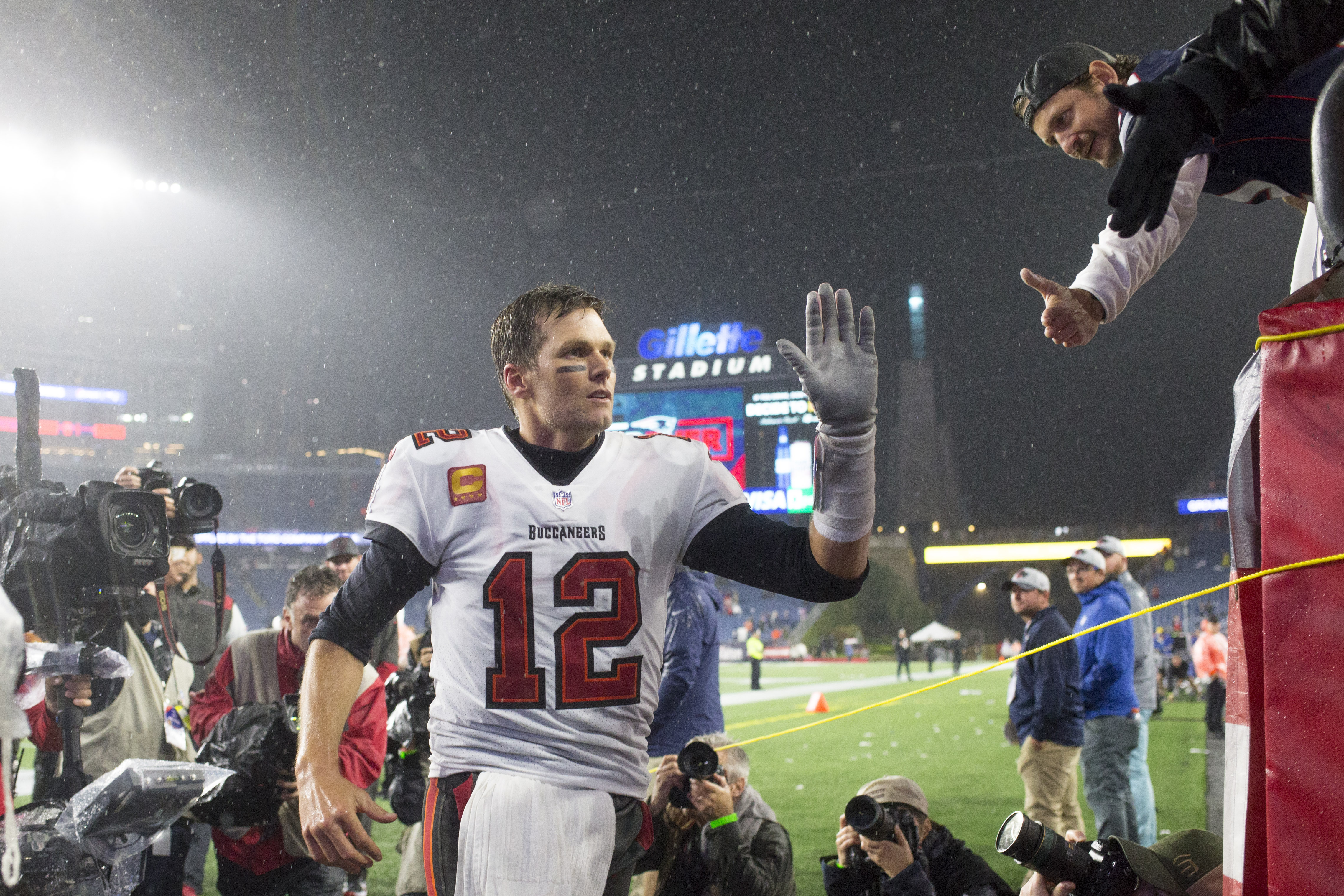 Tom Brady has vintage moment, driving Buccaneers for game-winning