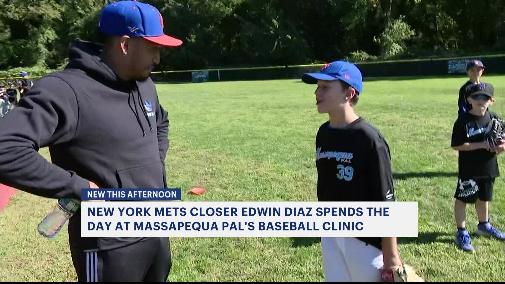 Mets' closer Edwin Diaz teaches kids at Massapequa baseball clinic