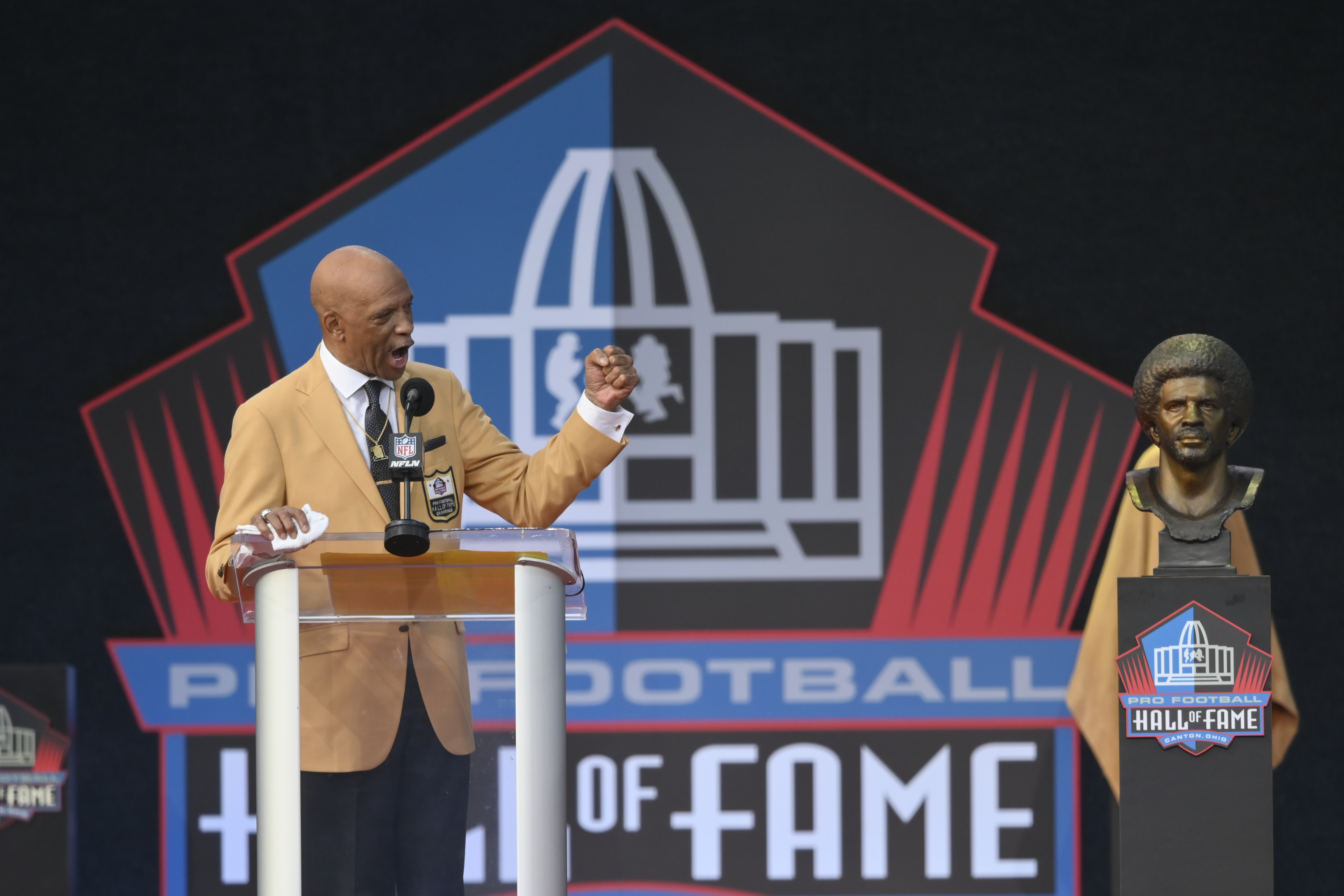 South River honors alum Drew Pearson, an NFL Hall of Famer, then