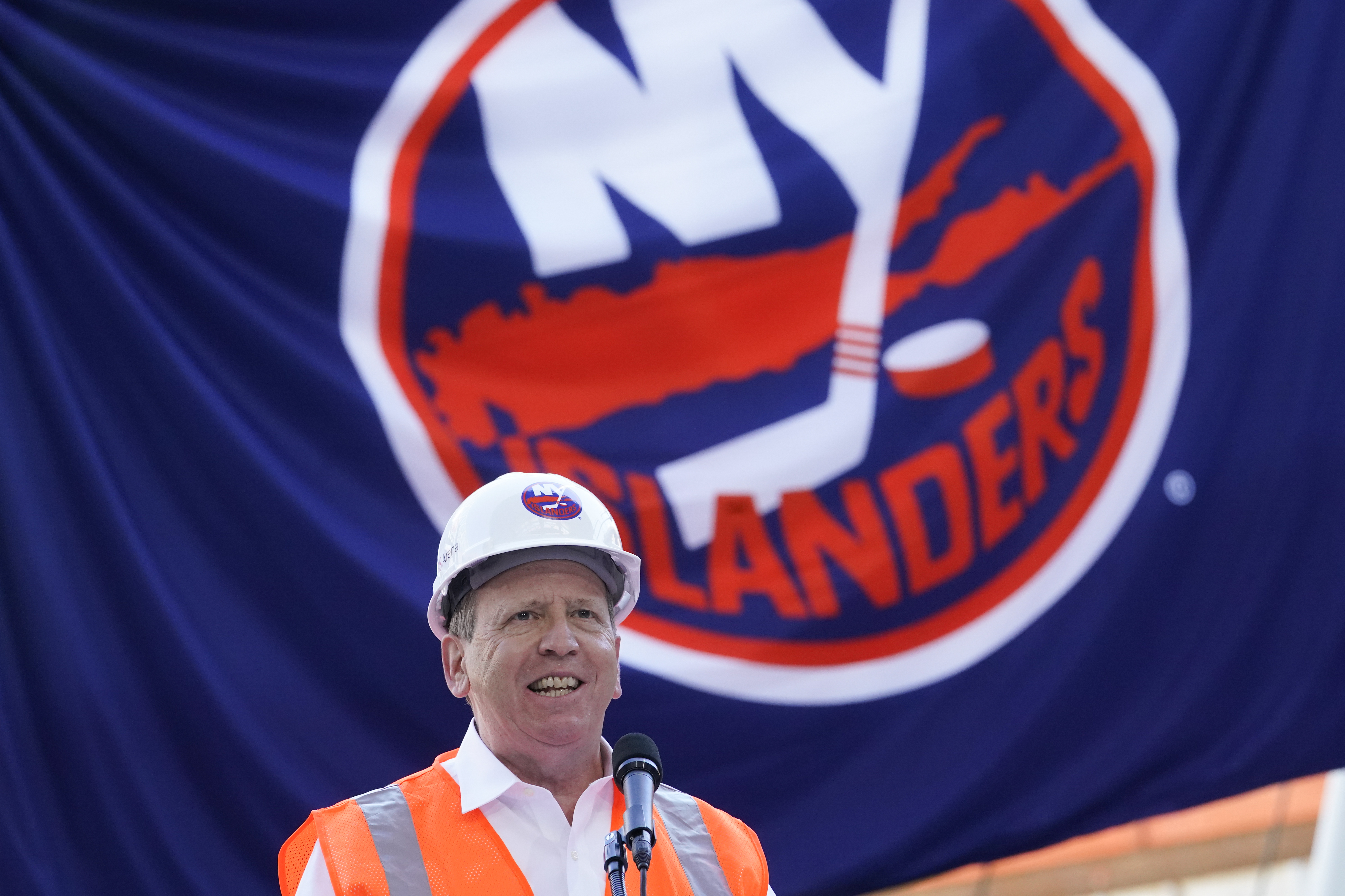 New arena season tickets sold out, Islanders announce