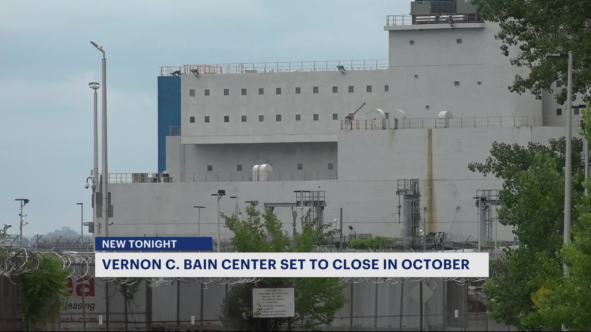 纽约市的浮动监狱预计下个月关闭，囚犯将会转移到莱克斯岛。
