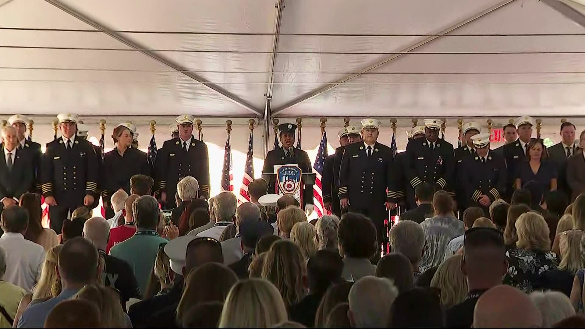 纽约市消防局向纪念牺牲的911救援人员的纪念碑上添上43个名字