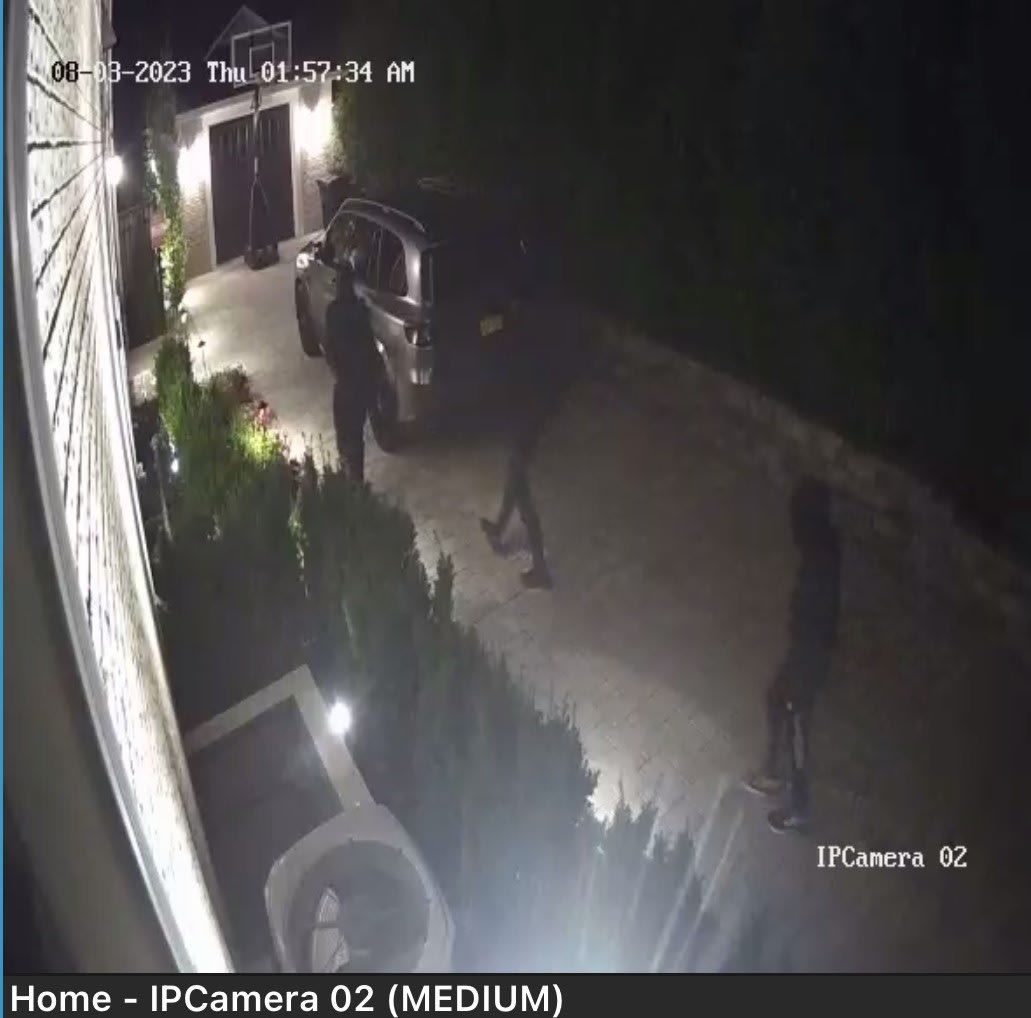 Caught on camera 4 men attempt to break into Roslyn Heights home