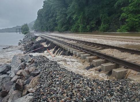 Shuttle buses provide service on MetroNorth Hudson Line amid damaged