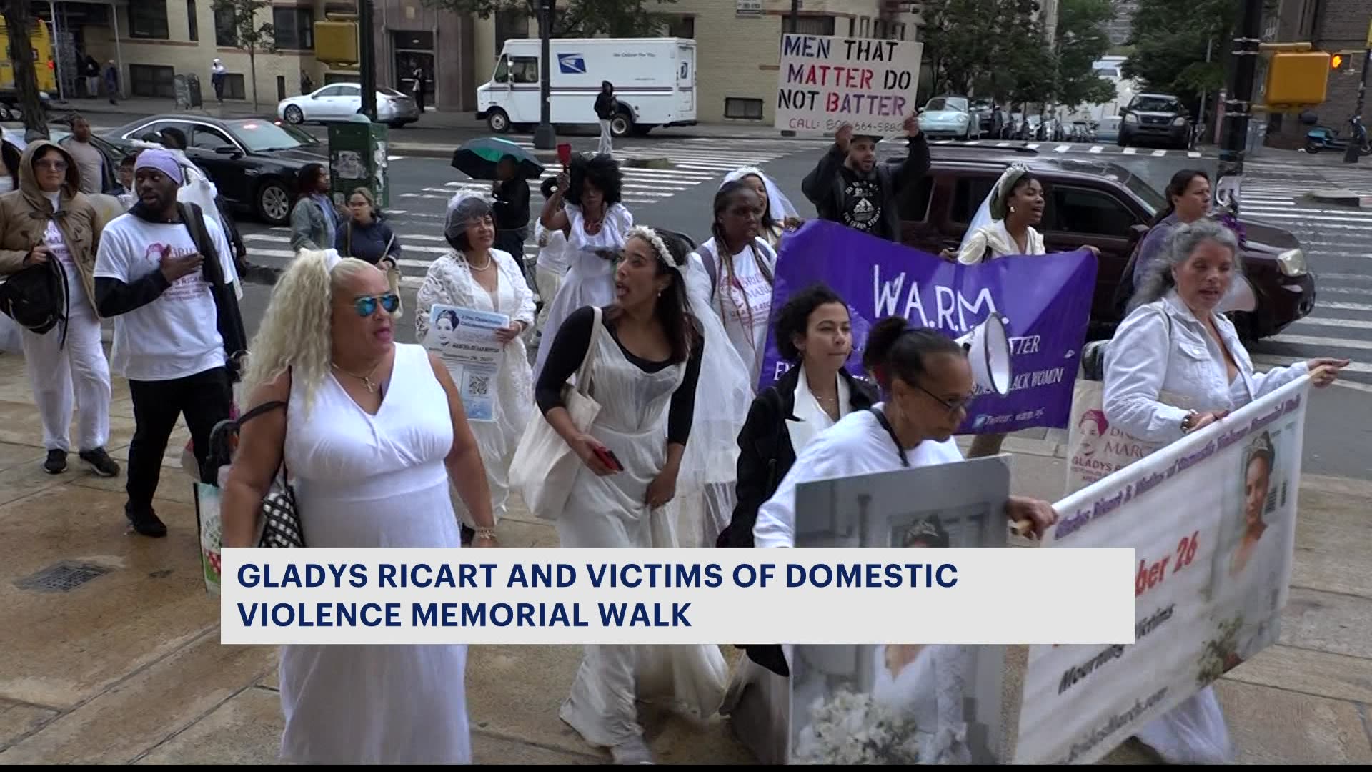 纽约人穿着婚纱走上街头参加年度的格拉迪斯·里卡特和家暴受害者纪念行动