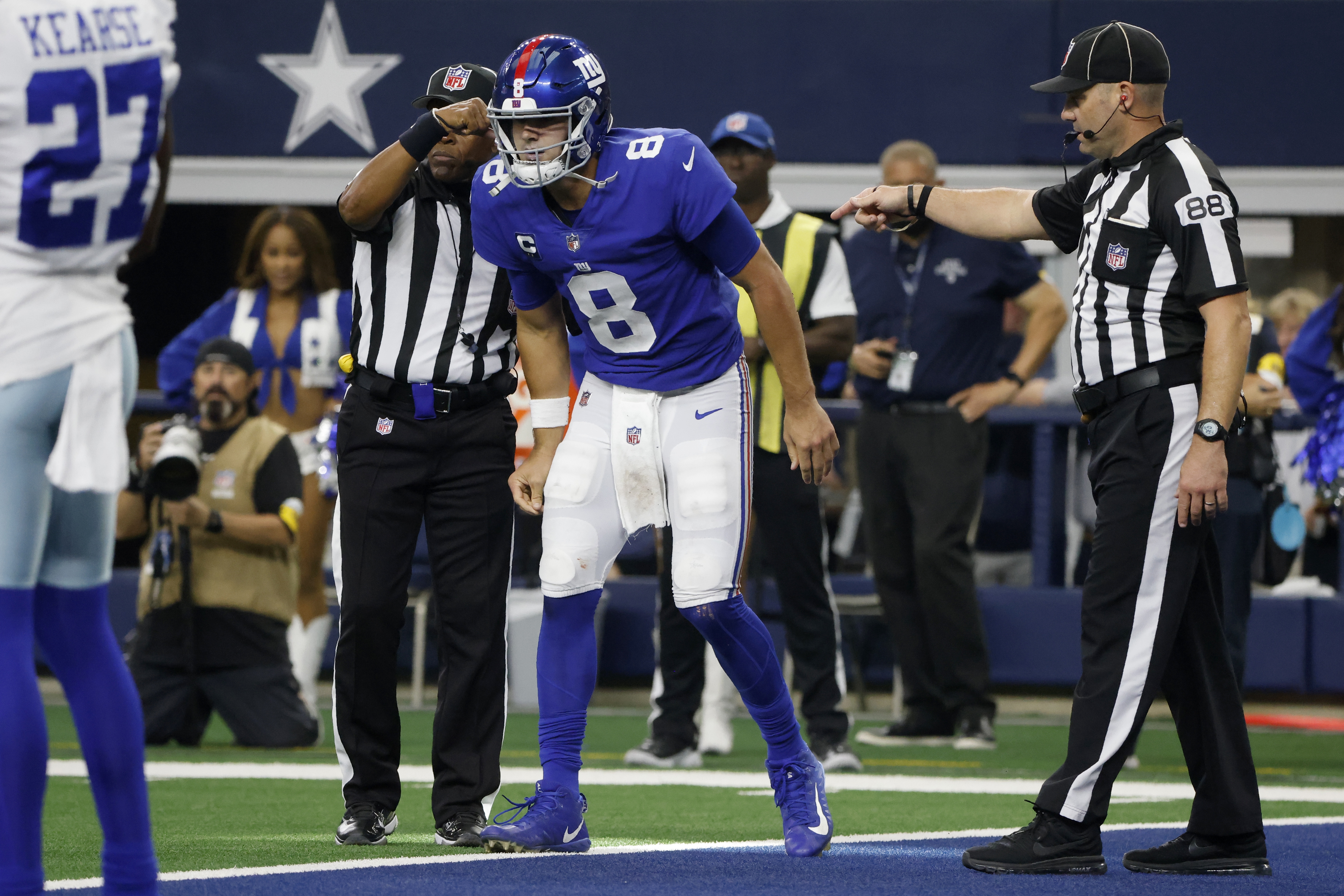 Giants dazed and wobbly after QB Jones, RB Barkley hurt