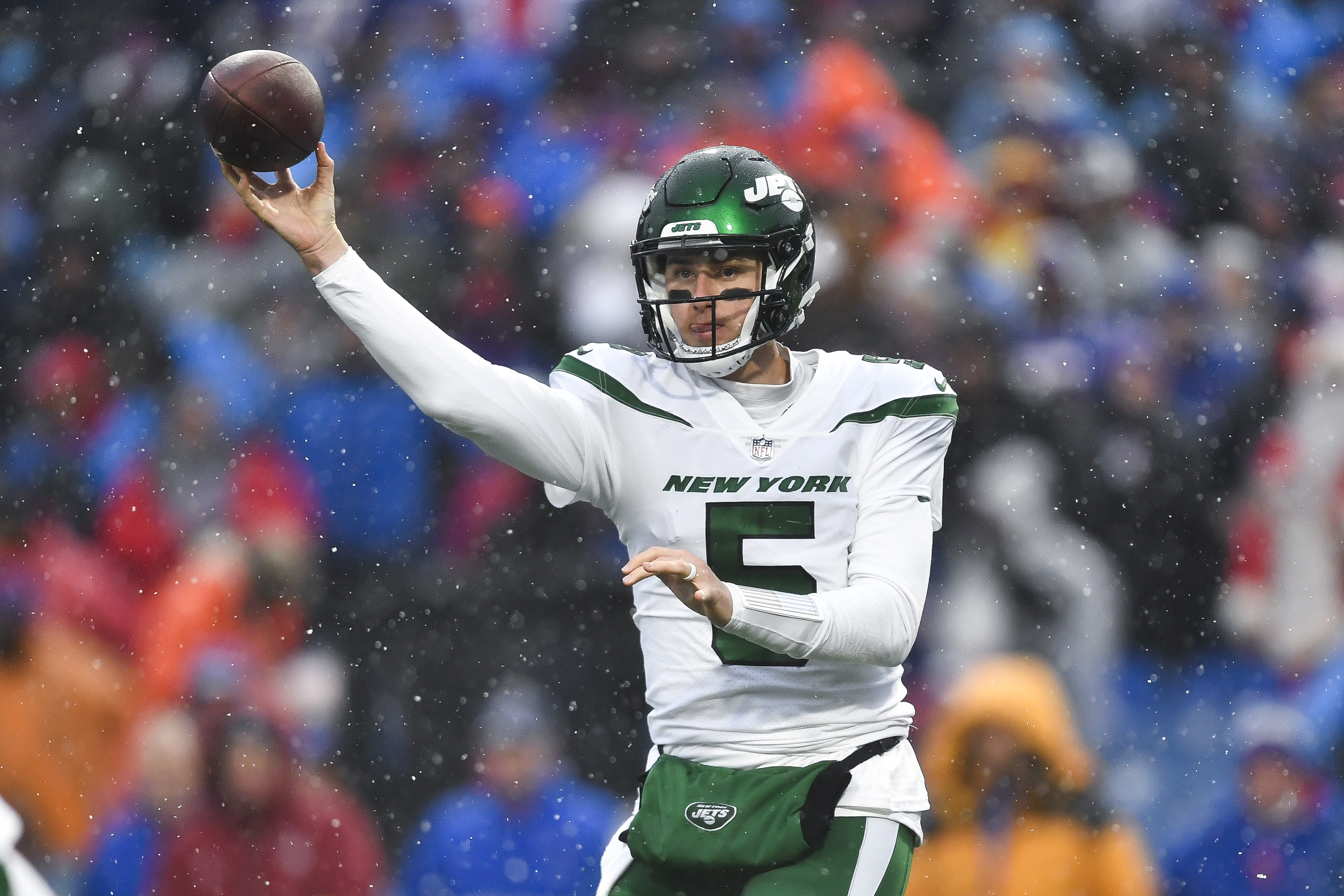 AP source: Former Jets QB Mike White signing with Dolphins