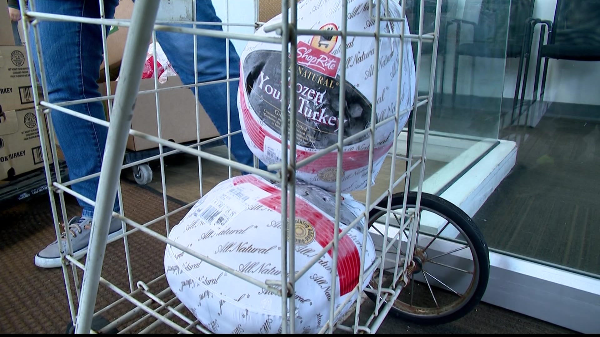 CT Foodshare holds turkey drive at Fairfield County Stop & Shops to