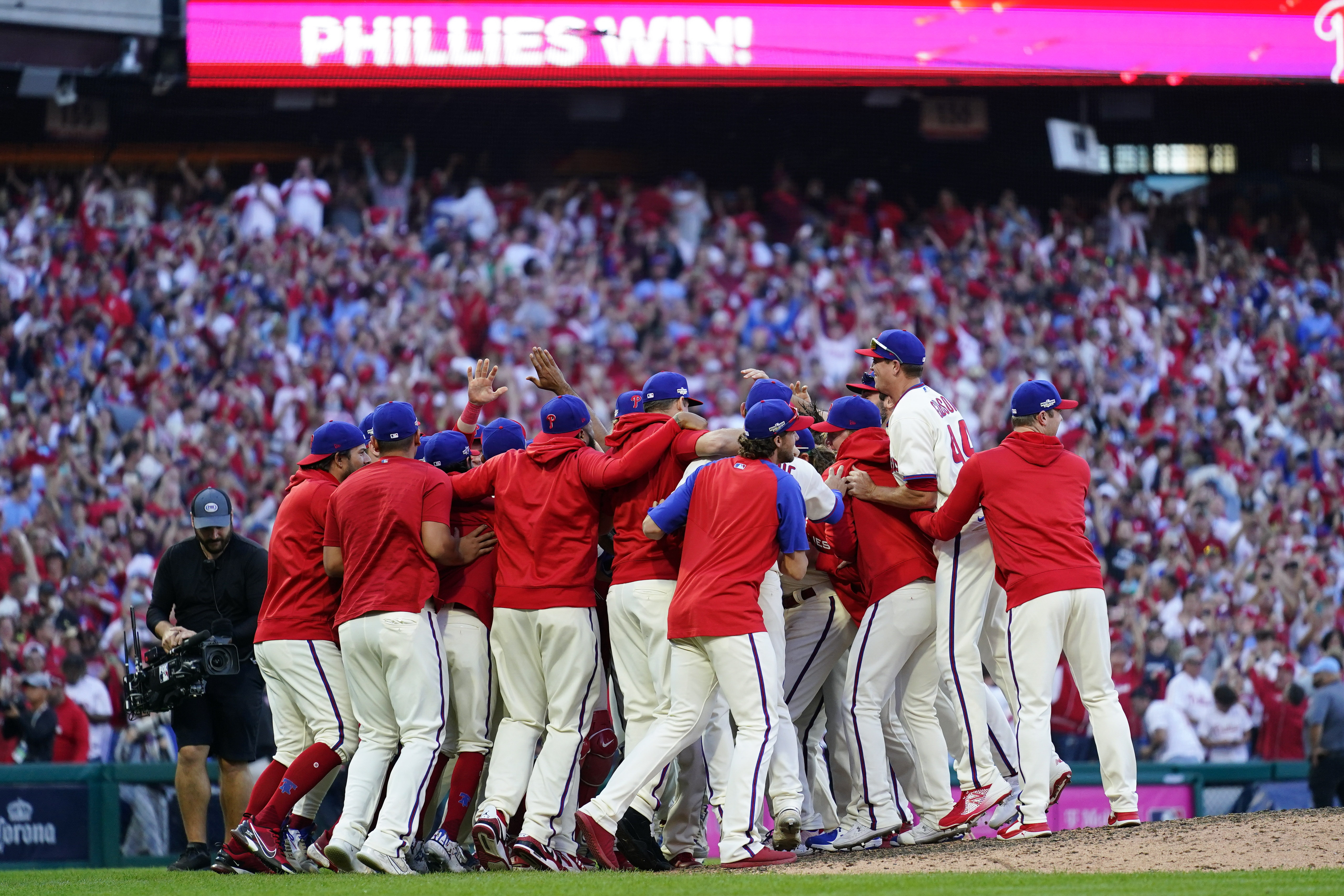 The Moves That Made the Phillies Baseball's Most Volatile Overachievers -  WSJ