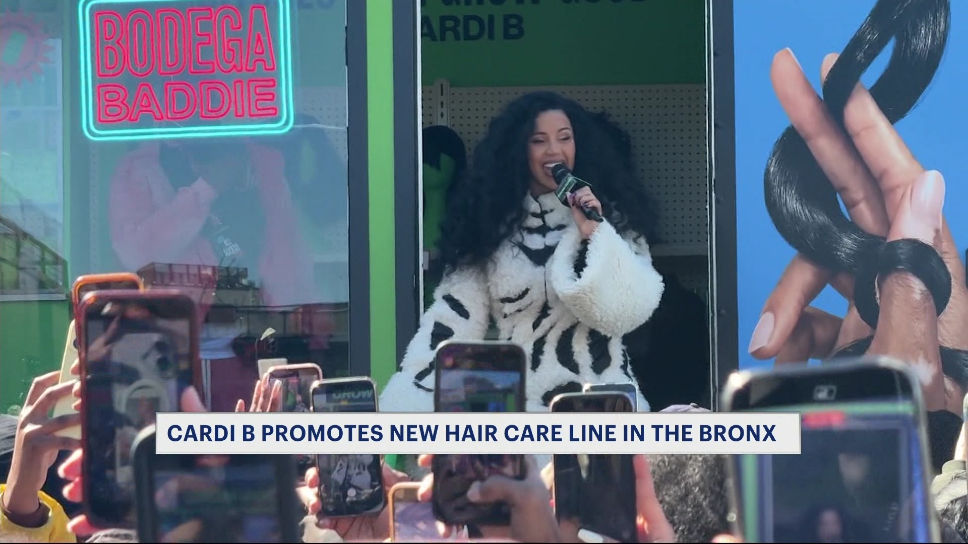 elfbar elfa master akku Cardi B lights a cigarette outside the Vivienne Westwood SS25 fashion show main image 1