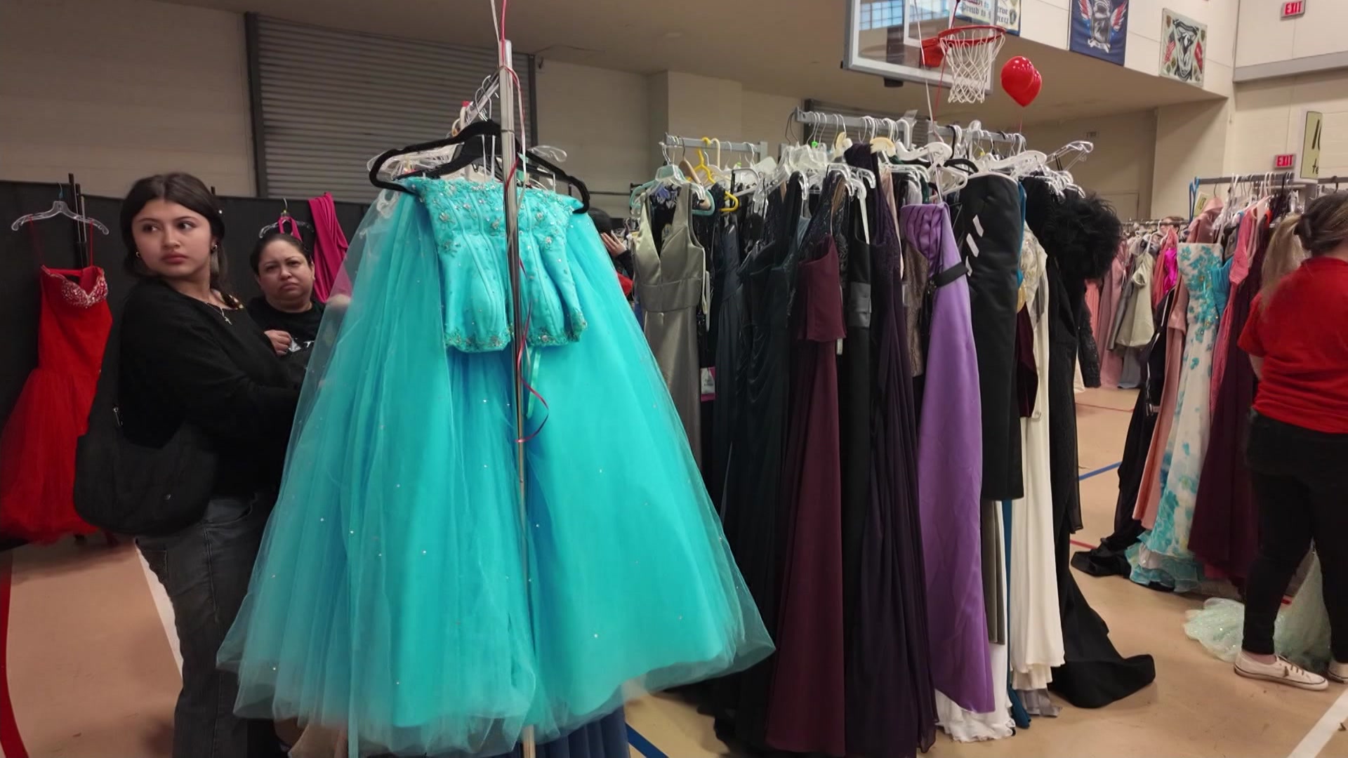 News 12 | Long Island | Suffolk Police Help Students Find The Right Prom Look Without The Cost News 12 | Long Island | Suffolk Police Help Students Find The Right Prom Look Without The Cost