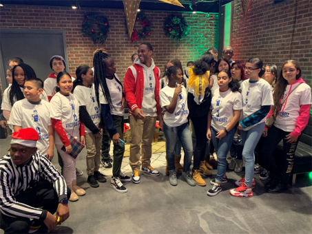 Victor Cruz Takes 25 School 21 Students to New York for Christmas Shopping  Spree