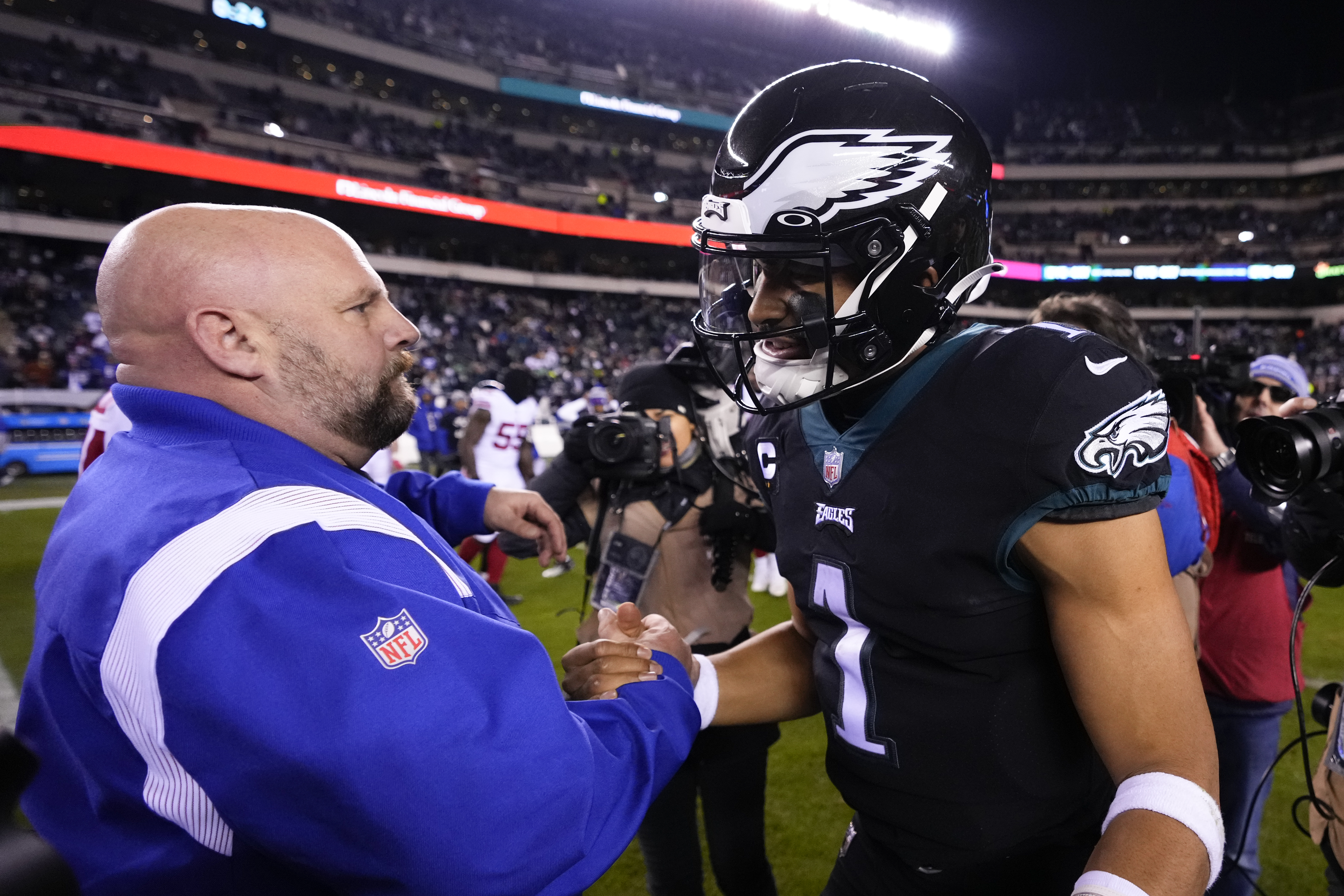Hurts, Eagles clinch playoffs with 48-22 win over Giants
