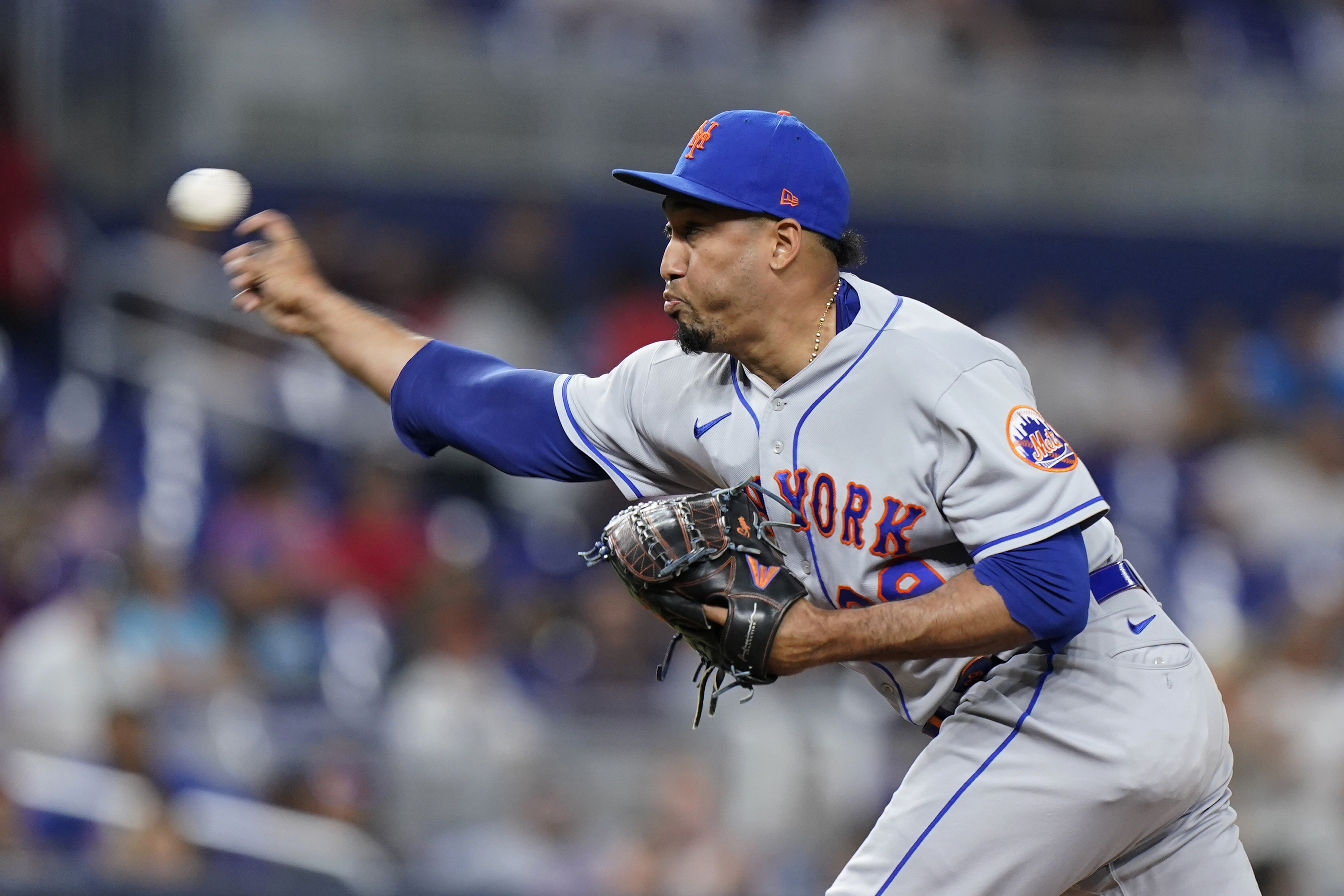 VIDEO: NY Mets Star Pitcher Edwin Diaz Enters Ballpark to His