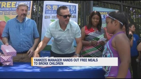 Aaron Boone gives out free meals, Yankees tickets to Bronx kids – Bronx  Times