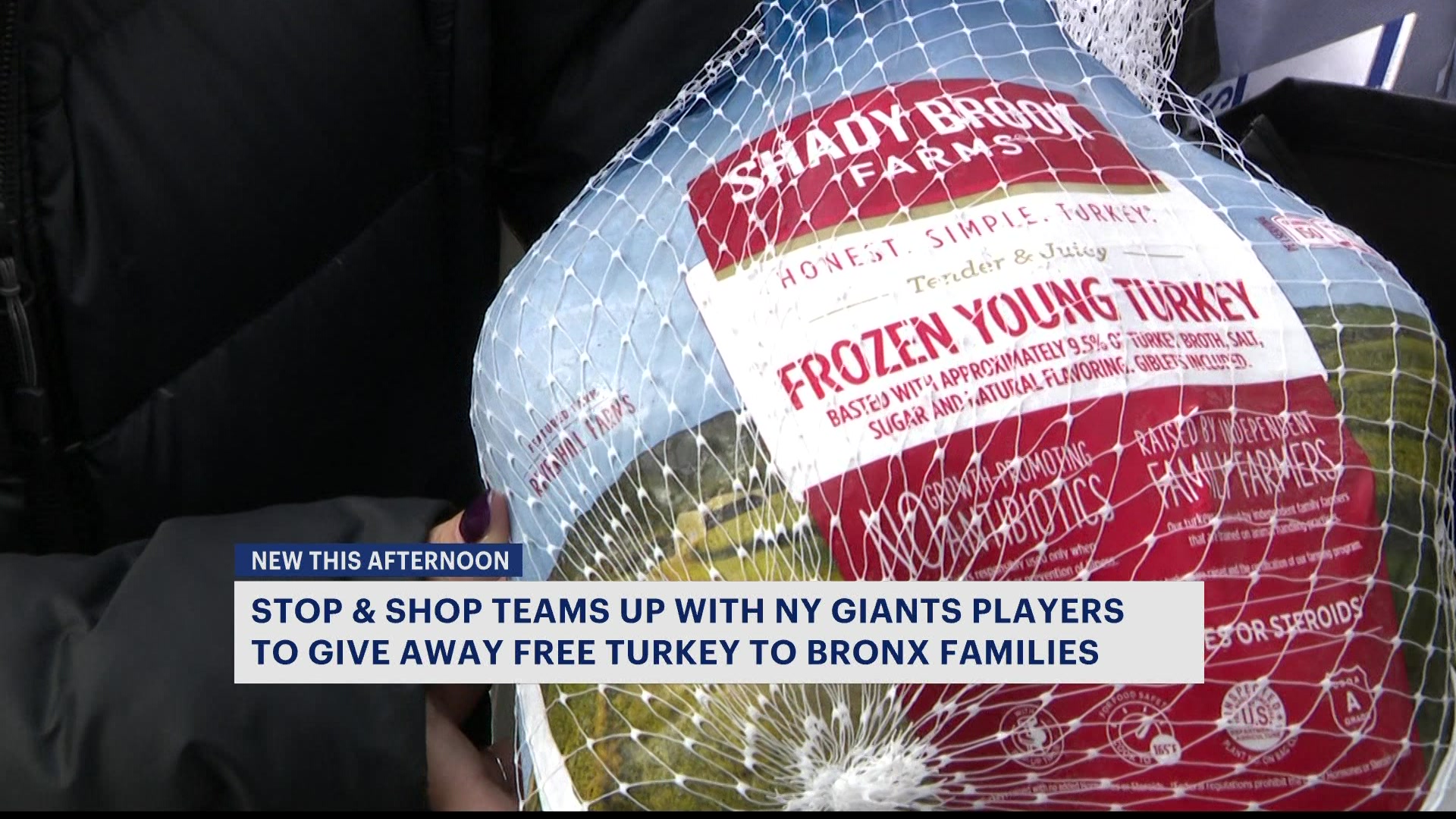 Giants and Stop & Shop give out Thanksgiving supplies