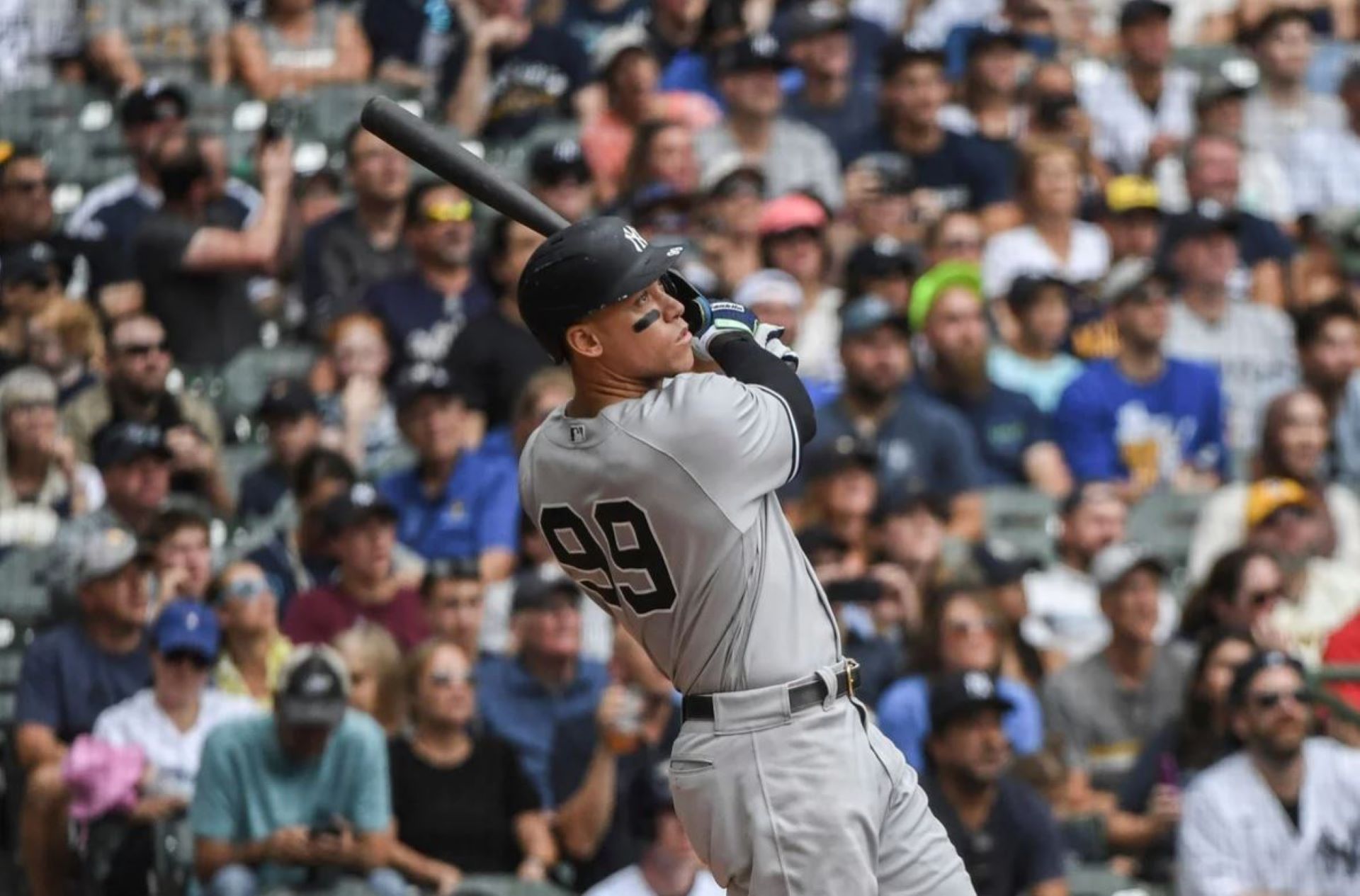 Yankees' Aaron Judge hits 61st homer, tying Roge yankees mlb