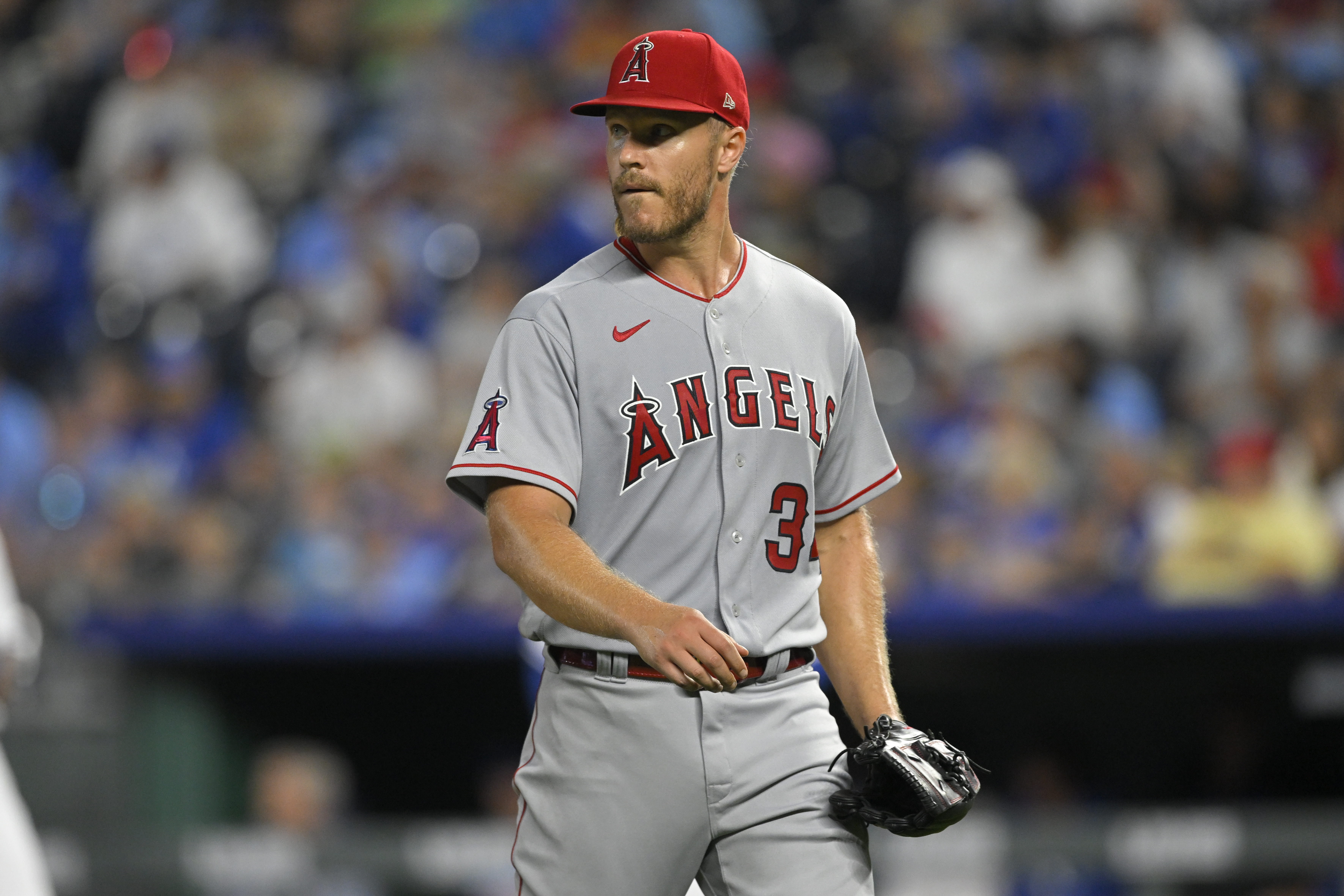 Phillies acquire Marsh from Angels