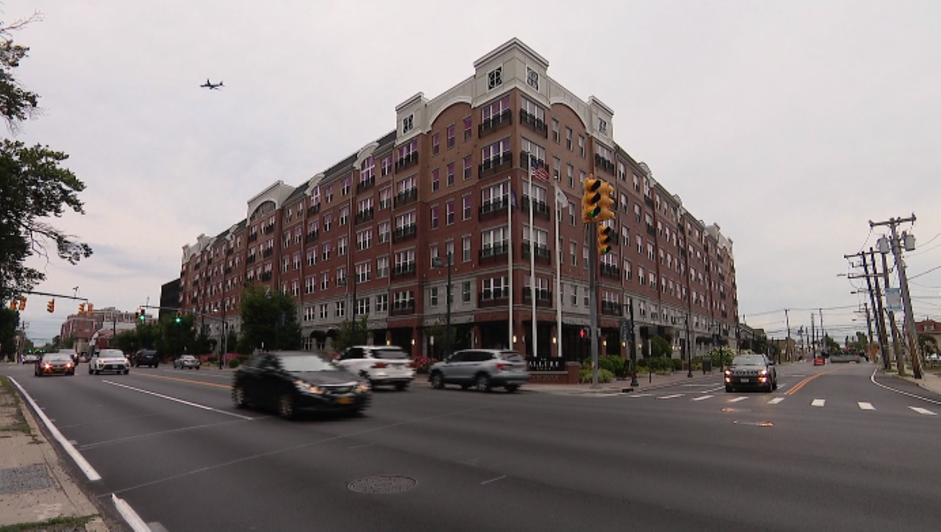 Police Woman found dead with gunshot wounds in Mineola apartment building