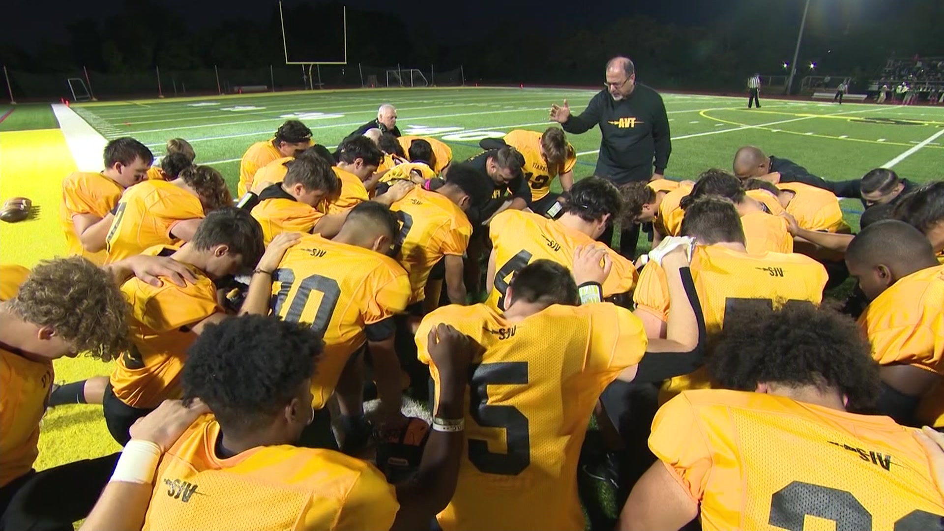 a-sea-of-black-gold-fans-honor-injured-qb-at-st-john-vianney