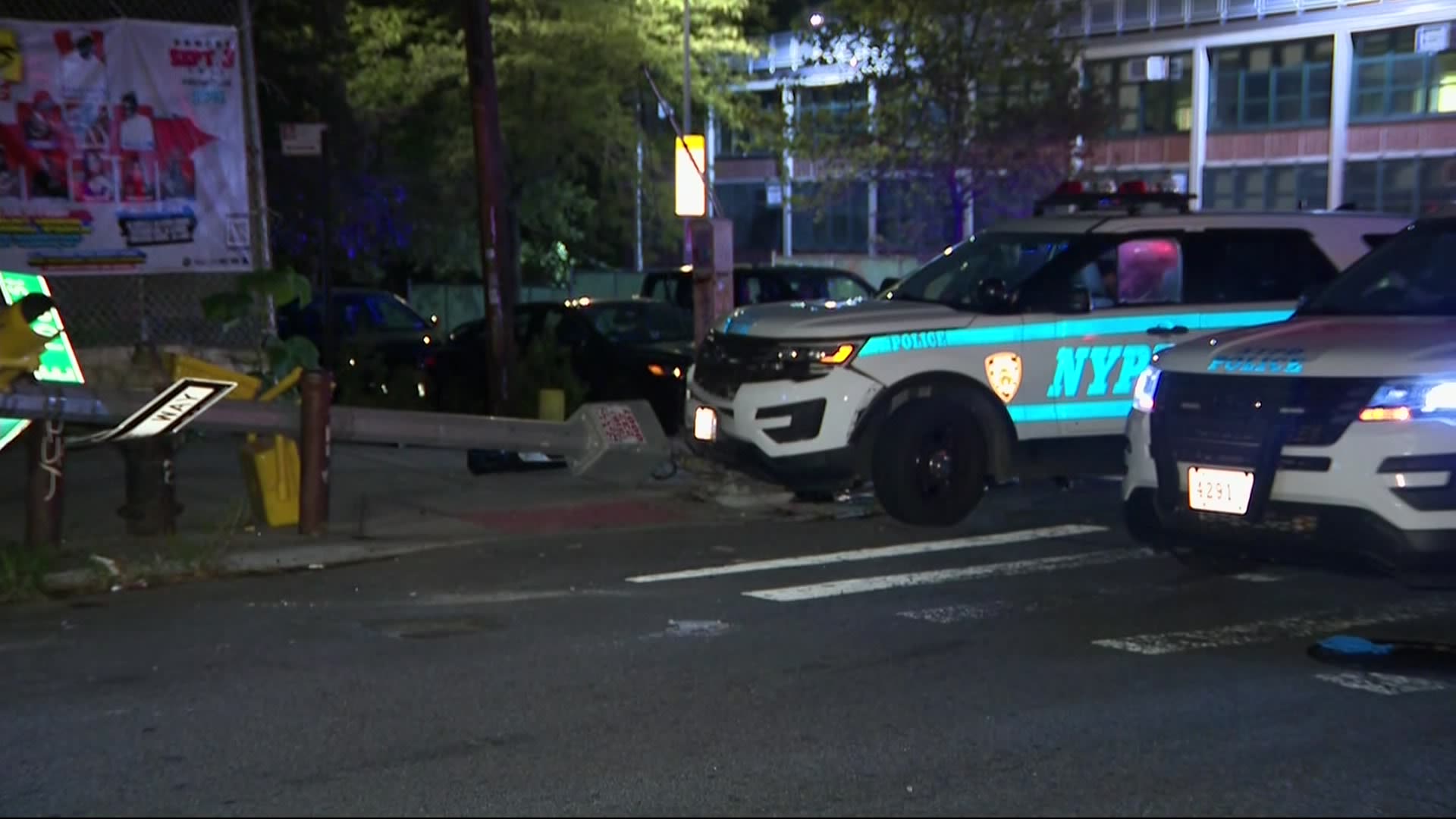 NYPD: Police cruiser strikes stop light pole in Morrisania; 1 injured
