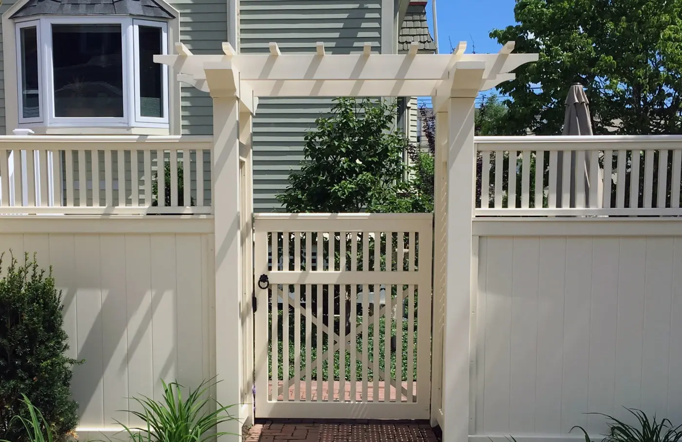 Yorktown Topper Fence
