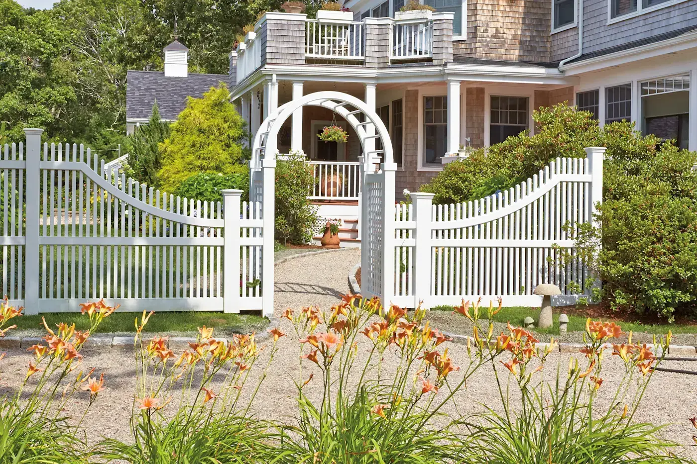 This Chestnut Hill picket fence uses graceful Long End Curve sections to taper into a Spindle Top Arbor entry for this quintessential Cape Cod home.