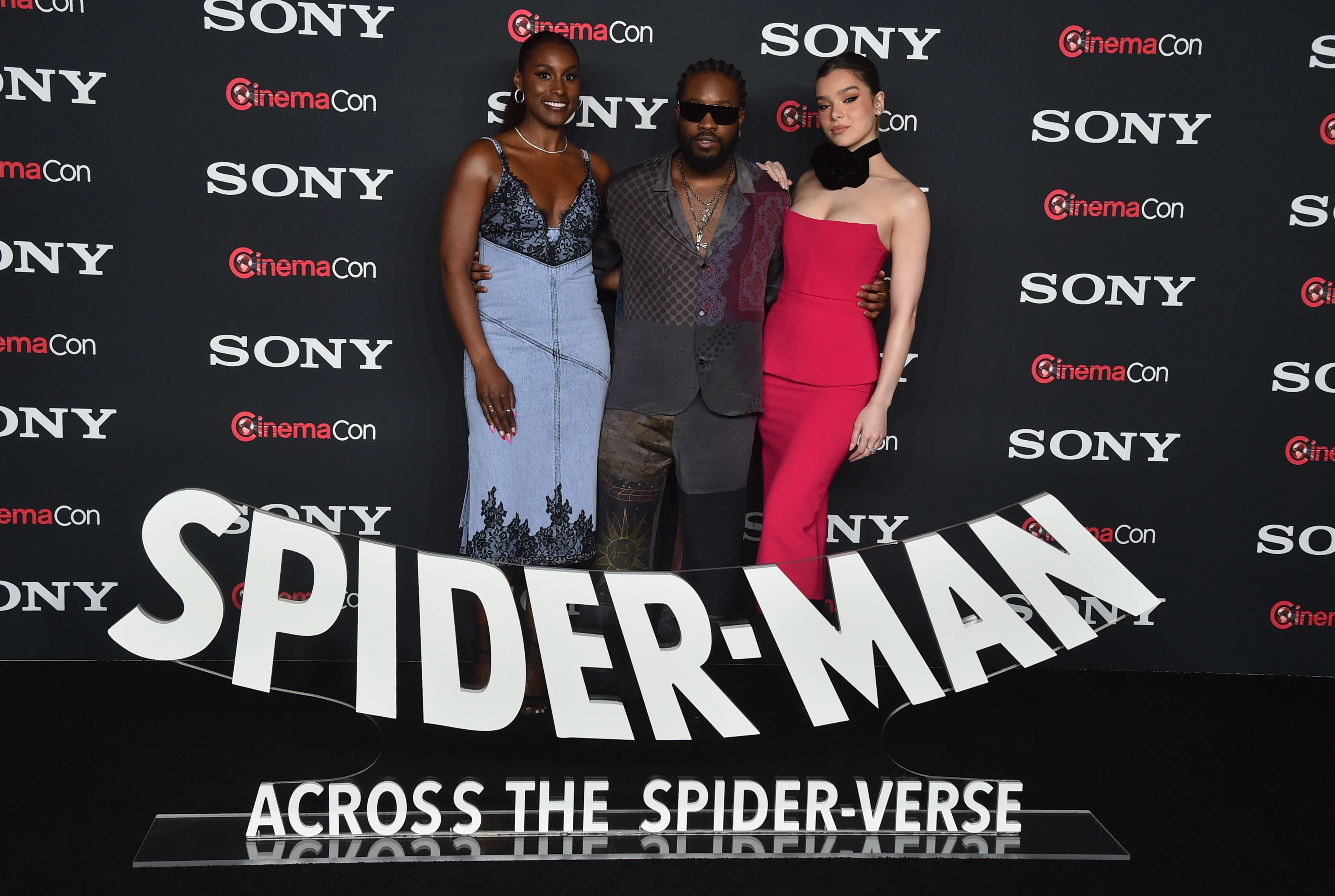  Issa Rae, Shameik Moore and Hailee Steinfeld 