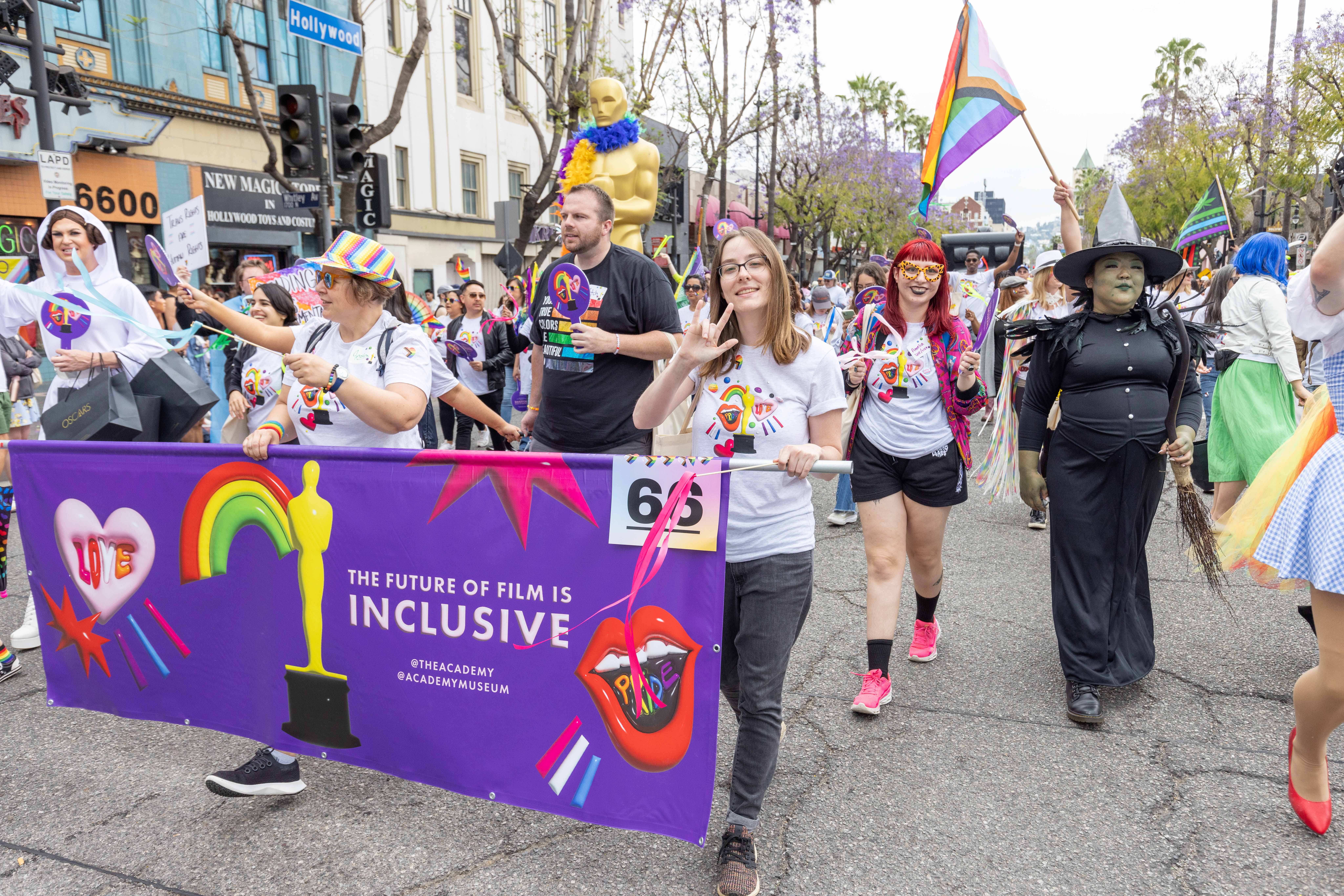 Los Angeles arcobaleno, l'Academy sfila per la prima volta alla parata del  Pride - Luce