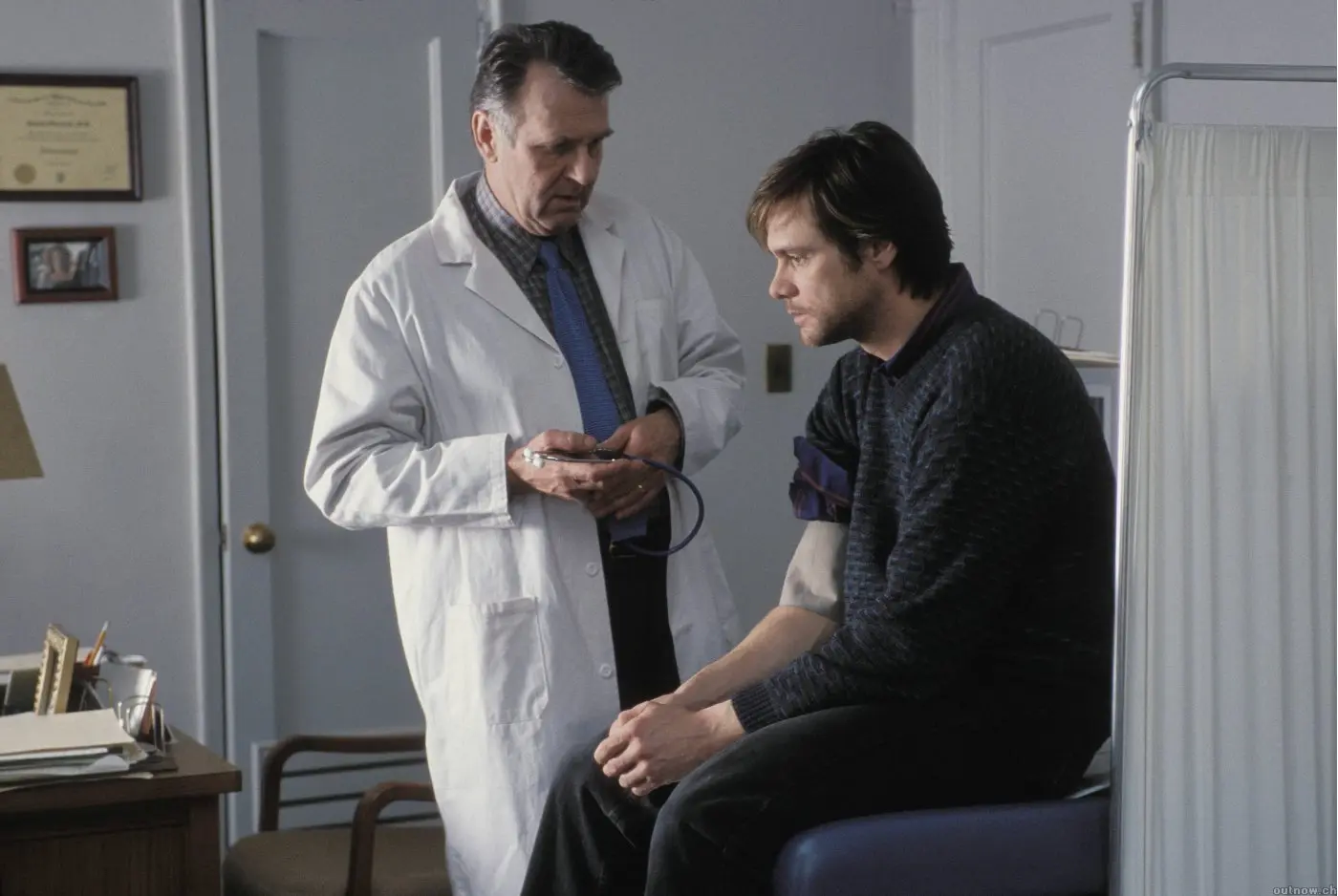 Jim Carrey as Joel and Tom Wilkinson as Dr. Mierzwiak