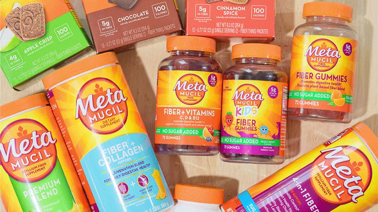 Range of Metamucil products premium, bled, fiber+collagen, 4-in-1 fiber powders, fiber+vitamins, fiber and kids gummies and apple crisp, chocolate and cinnamon spice thins placed on a table.