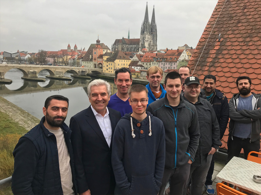 Schulung zum Spritzgießführerschein auf der Terasse vom Schulungsort Regensburg