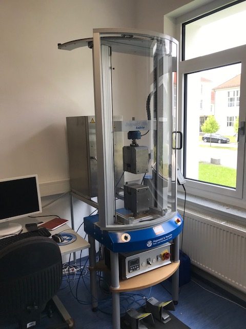 Zugprüfmaschine im Labor