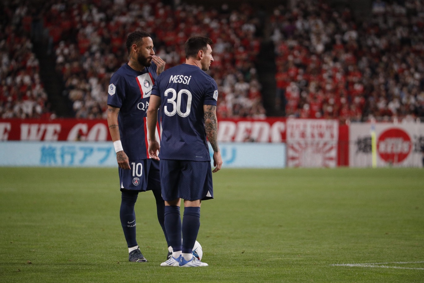 In good pace! Neymar Jr participates on one of PSG's goals during