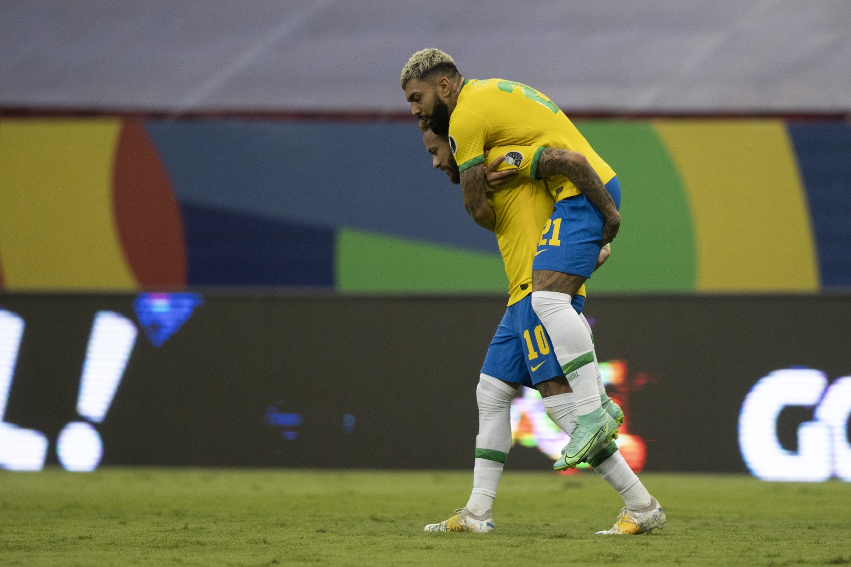 Neymar está a um gol de igualar marca de Pelé com a camisa do