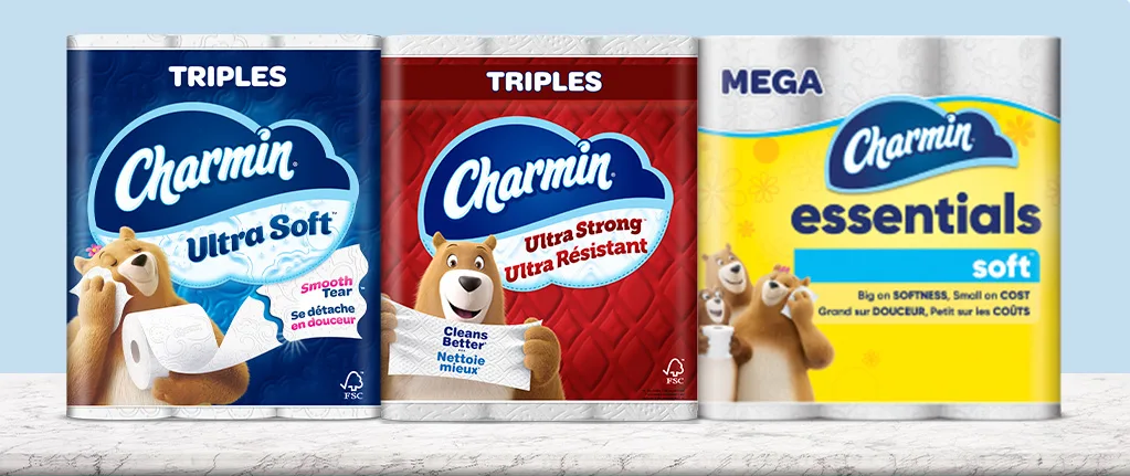 On voit différents emballages de papier hygiénique Charmin sur une tablette.