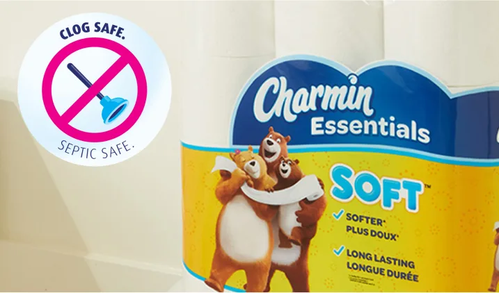 Un emballage Charmin Essentials Soft est posé près d'un logo indiquant la garantie selon laquelle Charmin ne bouche pas les conduites d'eau.