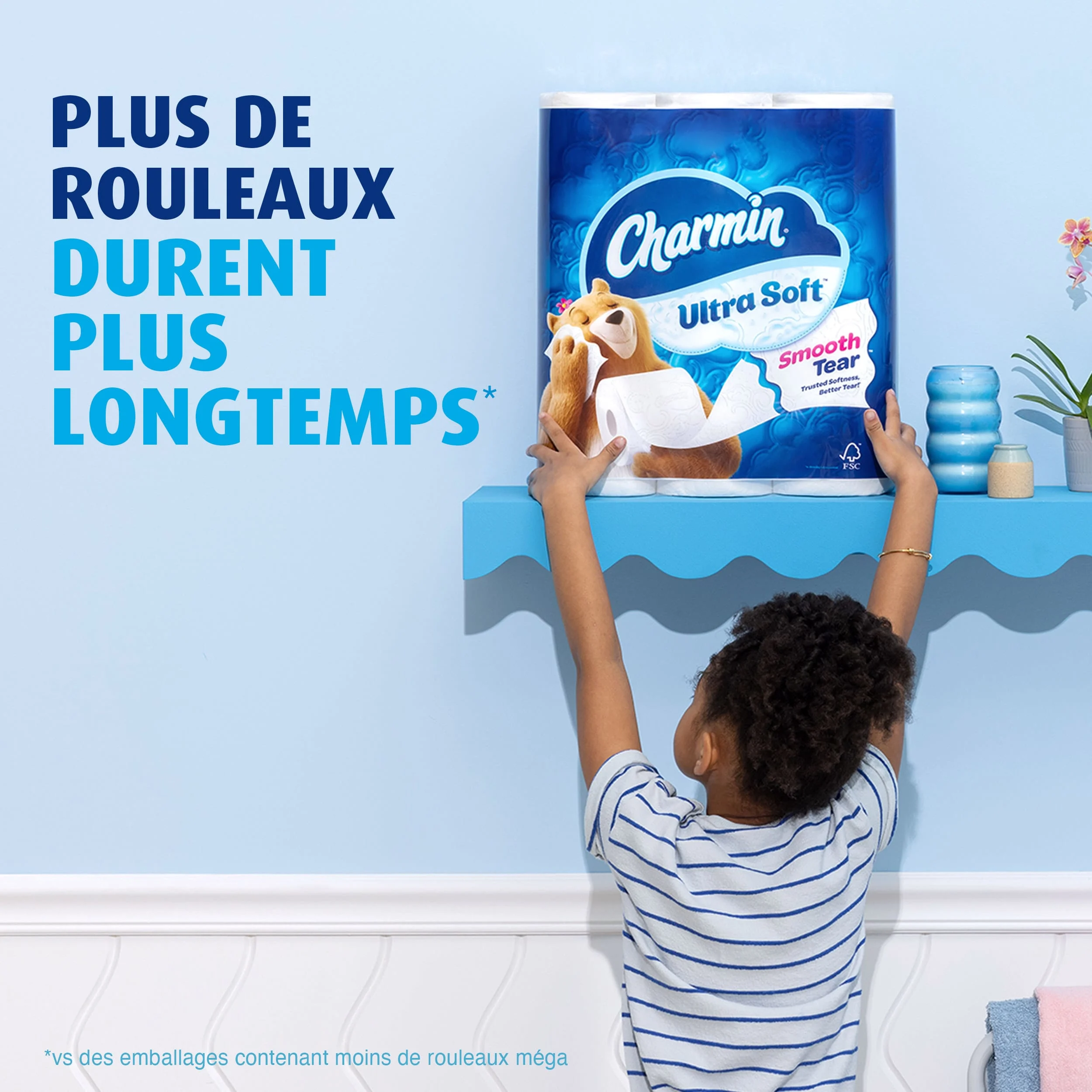 L'ourse Molly caresse sa joue d'un morceau de papier hygiénique Ultra Soft.