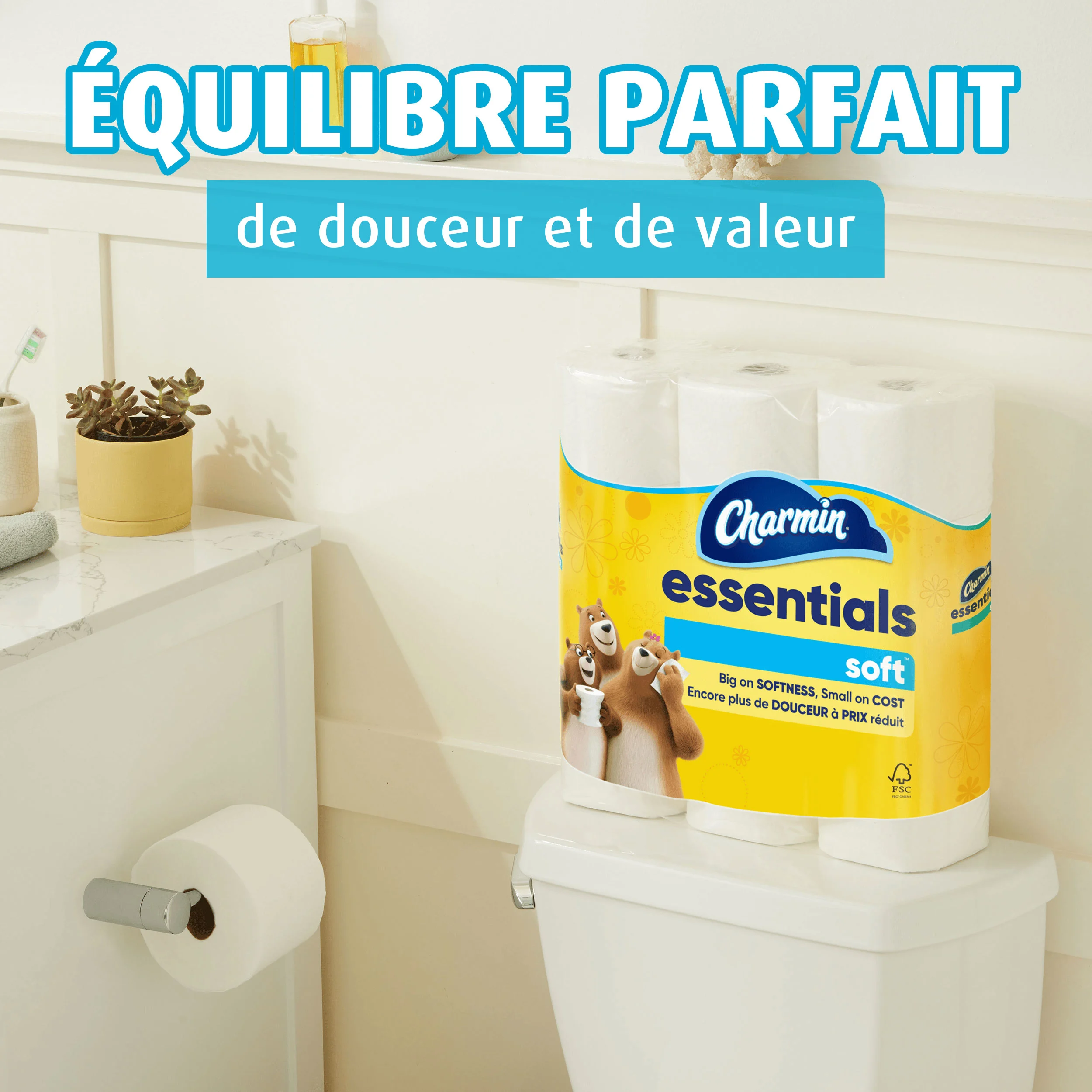 Emballage Essentials Soft sur le réservoir d'une toilette dans la salle de bain.