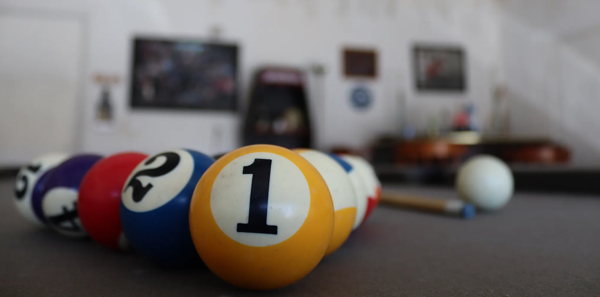 Gros plan de boules de billard sur une table de billard.