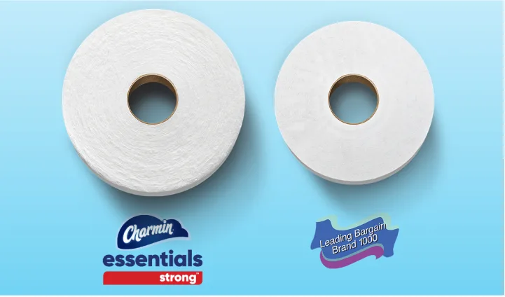 Un rouleau de Charmin Essentials Strong est à côté d'un rouleau de papier hygiénique concurrent.