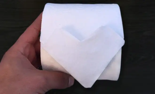 Cœur complet d'origami réalisé au bout d'un rouleau de papier hygiénique.