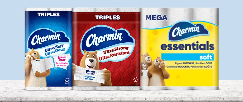 On voit différents emballages de papier hygiénique Charmin sur une tablette.